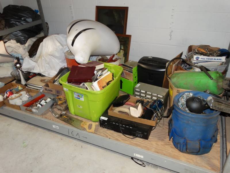 lot 87 image: Large lot of misc items.