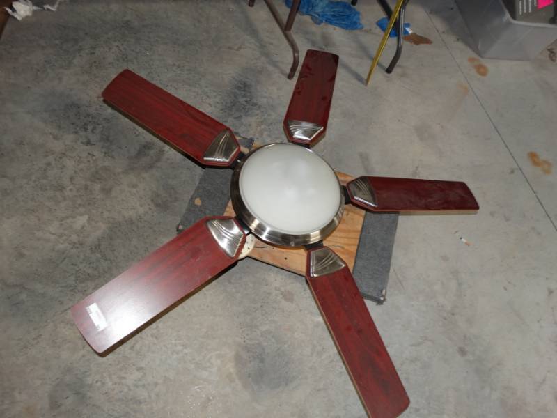 lot 90 image: Nice ceiling fan with globe light.