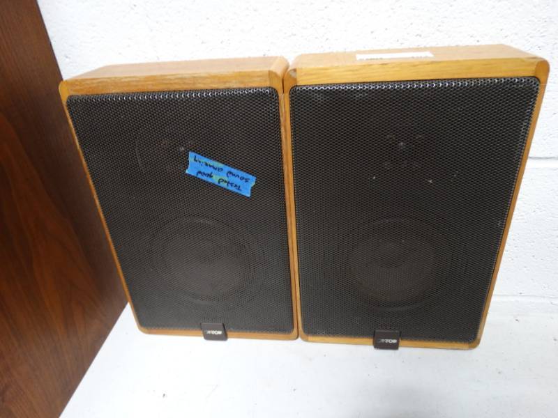 lot 102 image: 2 small canton speakers.
