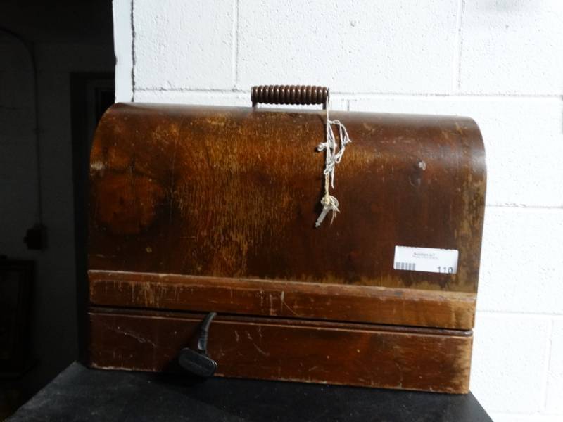 lot 110 image: Singer sewing machine in wooden case. has key.