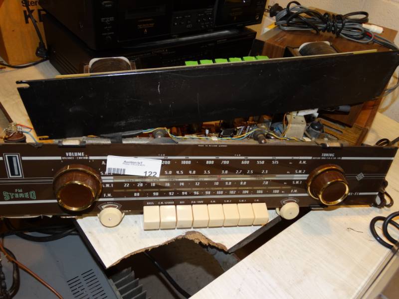 lot 122 image: Lot of old stereos and stereo parts.