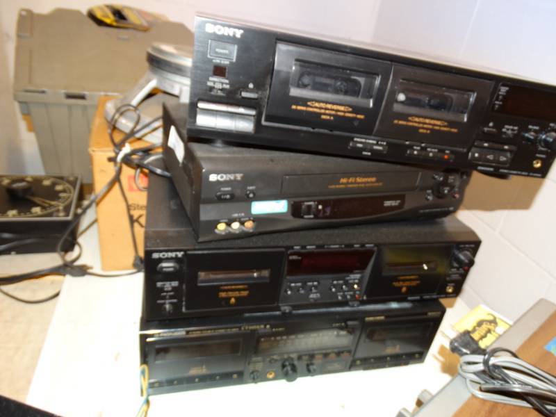 lot 123 image: Lot of 4 stereo systems.