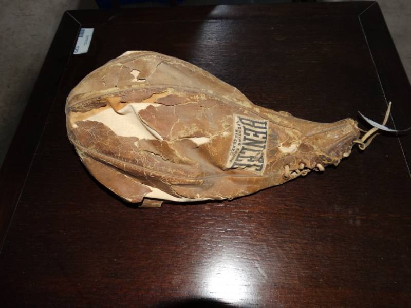 lot 130 image: Vintage Benlee speed bag.