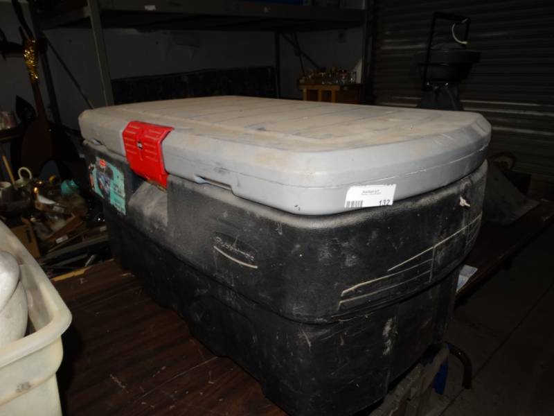 lot 132 image: 35 gallon tote with contents.