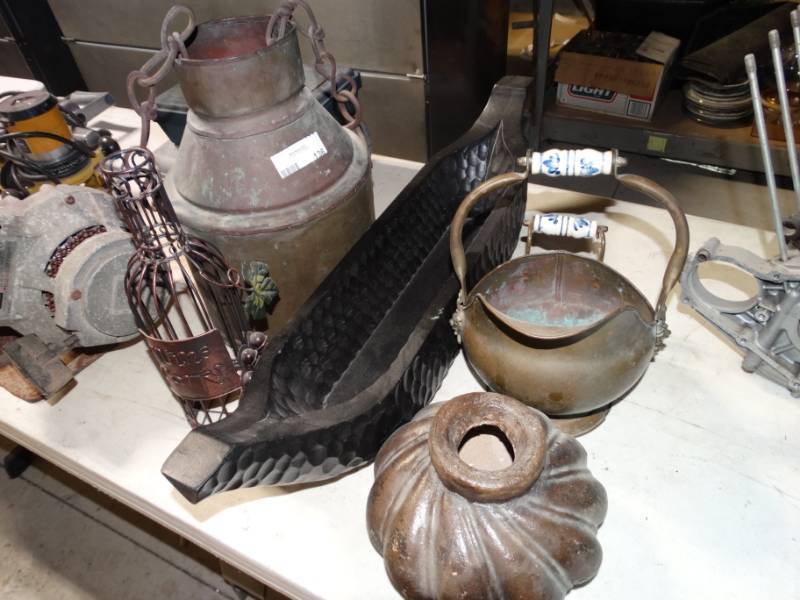 lot 136 image: Lot of home decor.
