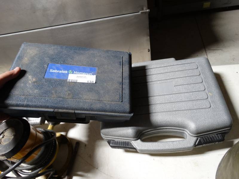 lot 138 image: 2 sets of razors and attachments in carry cases.