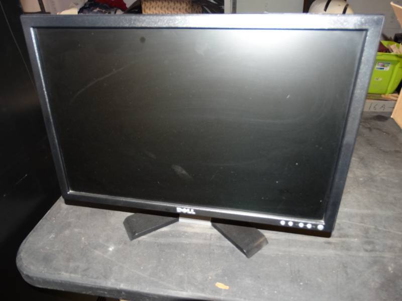 lot 152 image: Dell computer monitor.