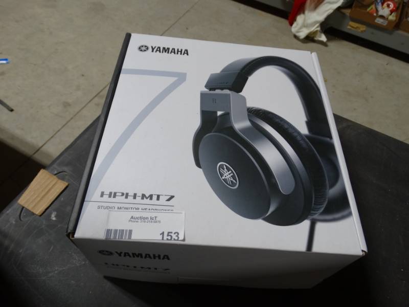 lot 153 image: Yamaha HPH-MT7 studio monitor headphones new in box.