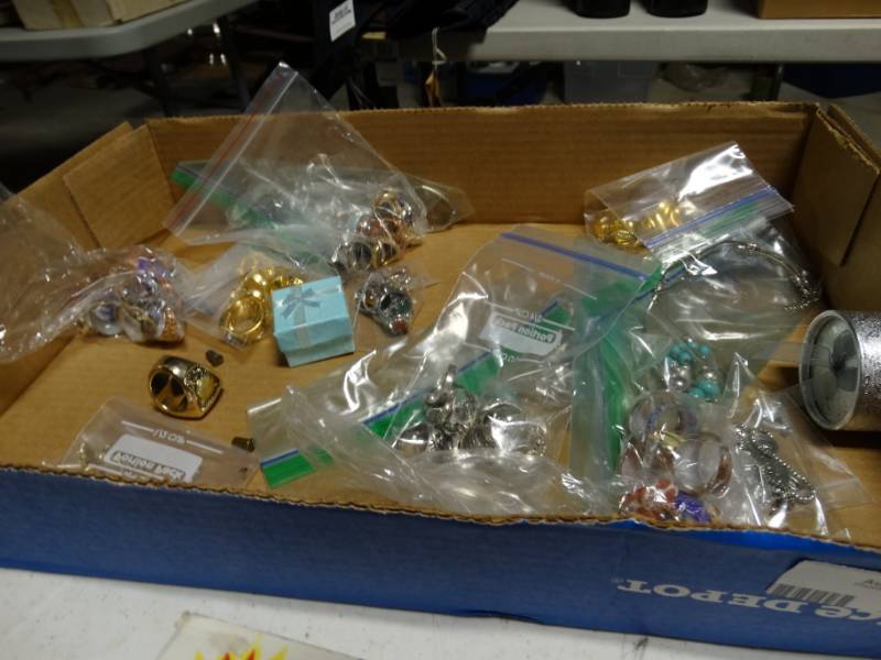 lot 159 image: Lot of costume jewelry.