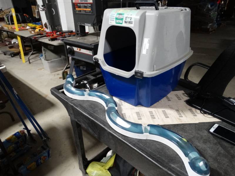lot 224 image: Covered litter box with scoop and cat toy.