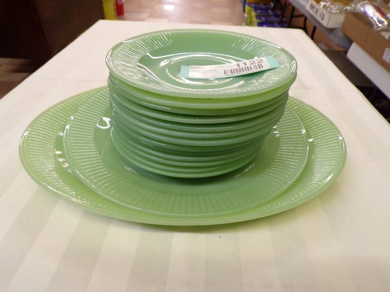 32 pieces of vintage jadeite dishes - South Auction