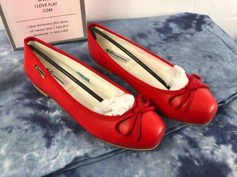 lot 1002 image: MIAMANO FLATS (RED) (SIZE 7.5)