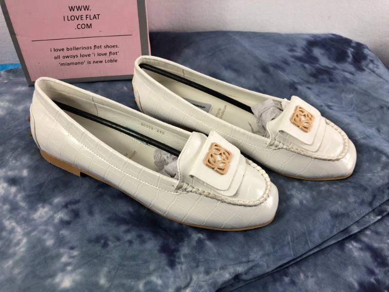 lot 1006 image: MIAMANO FLATS (WHITE) (SIZE 7)