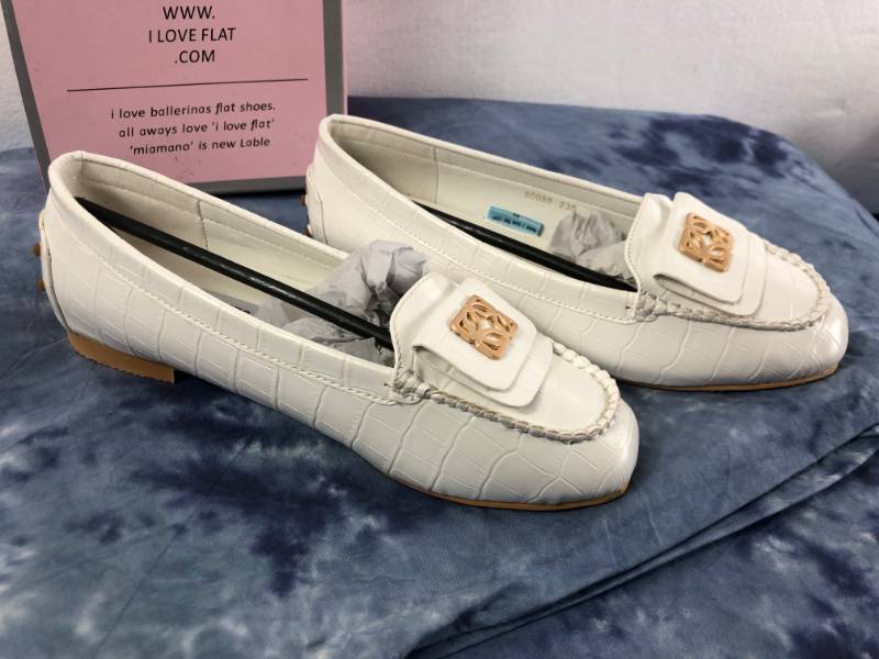 lot 1008 image: MIAMANO FLATS (WHITE) (SIZE 6.5)