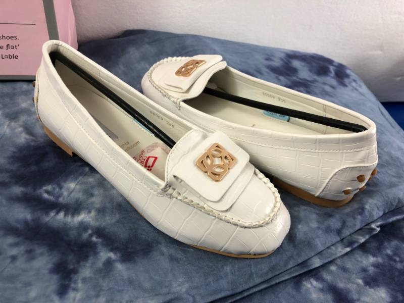 lot 1011 image: MIAMANO FLATS (WHITE) (SIZE 6.5)
