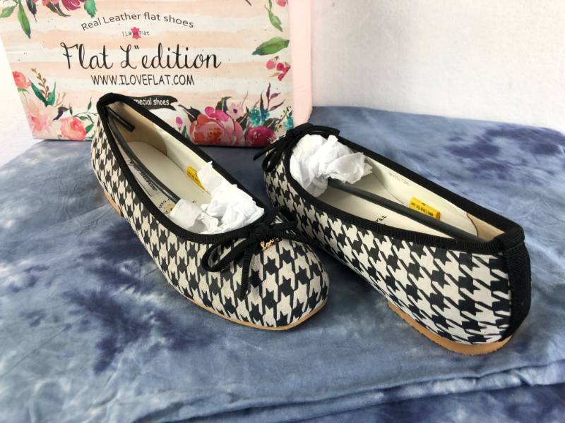 lot 1042 image: FLAT L EDITION SHOES (BLACK  WHITE) (SIZE 7)