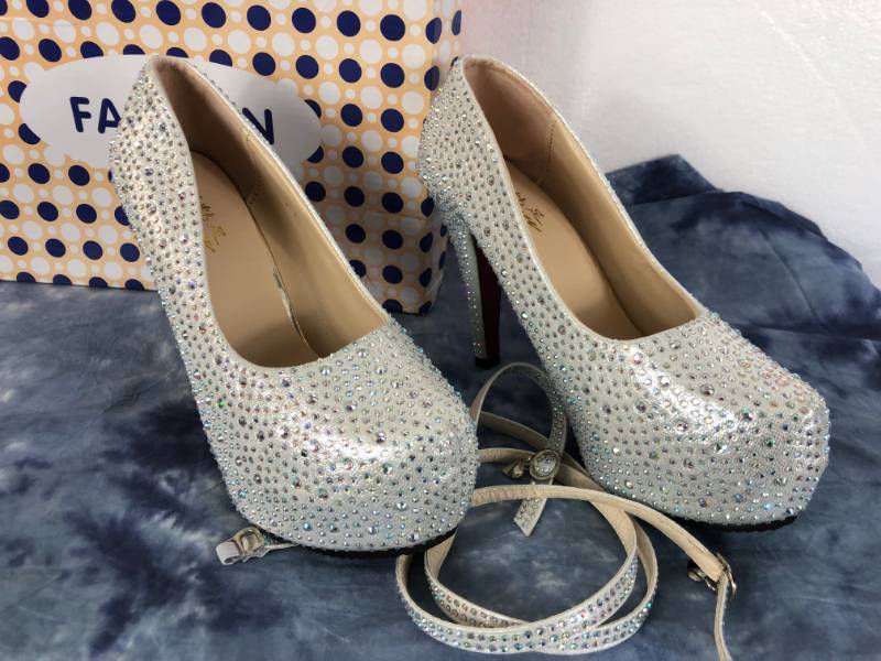 lot 1052 image: FASHION HIGH HEELS (SLIVER  SPARKLES) ( SIZE 7)