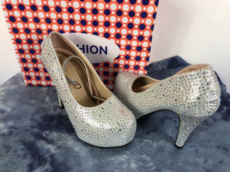 lot 1053 image: FASHION HIGH HEELS (SLIVER  SPARKLES) ( SIZE 6)