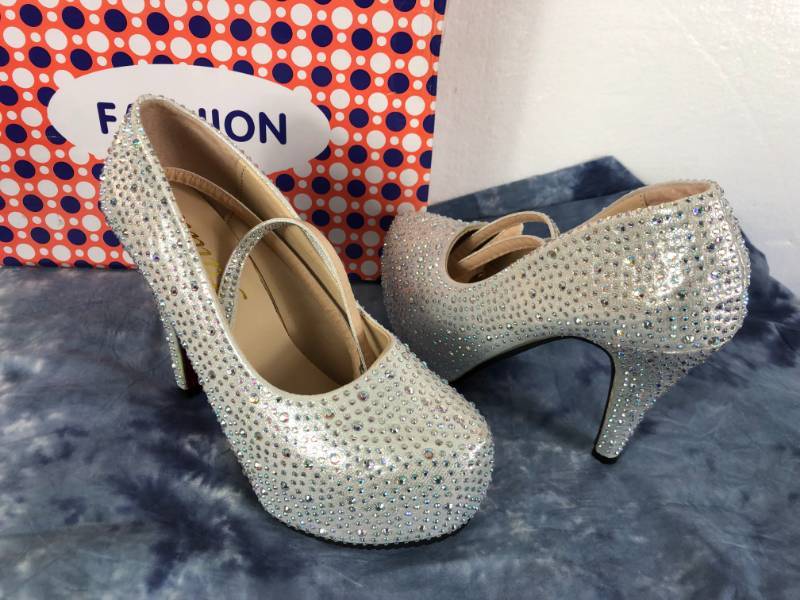 lot 1054 image: FASHION HIGH HEELS (SLIVER  SPARKLES) ( SIZE 6)