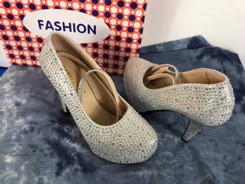 lot 1055 image: FASHION HIGH HEELS (SLIVER  SPARKLES) ( SIZE 6)