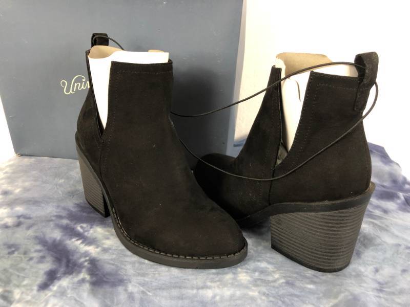 lot 1059 image: UNIVERSAL THREAD BOOTS (BLACK) (SIZE 5.5)