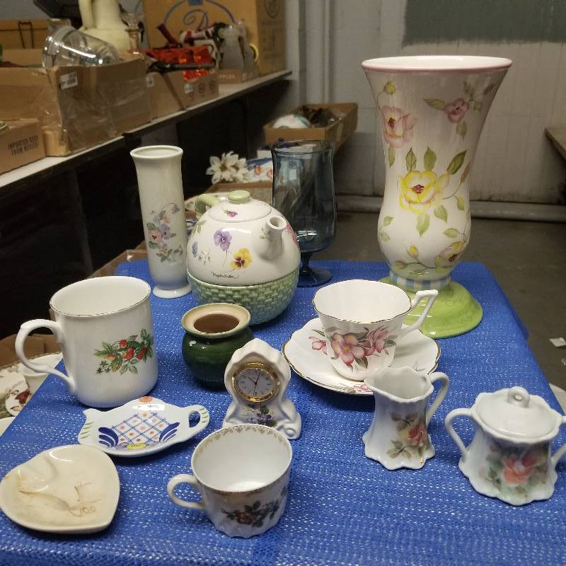 lot 2064 image: Marjolein Bastin stacking tea pot and cup, from the Natures Sketchbook Hallmark Collection, other collector dishes