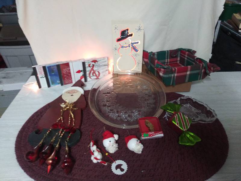 lot 2075 image: Vintage Christmas Decor