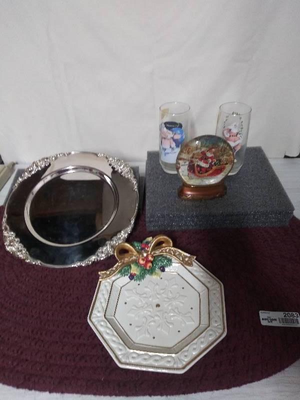 lot 2083 image: Vintage complete Series 2 Coca-Cola Haddon Sundblom Santa glasses, Snow Globe with Santa, Christmas plate, Silver Plate