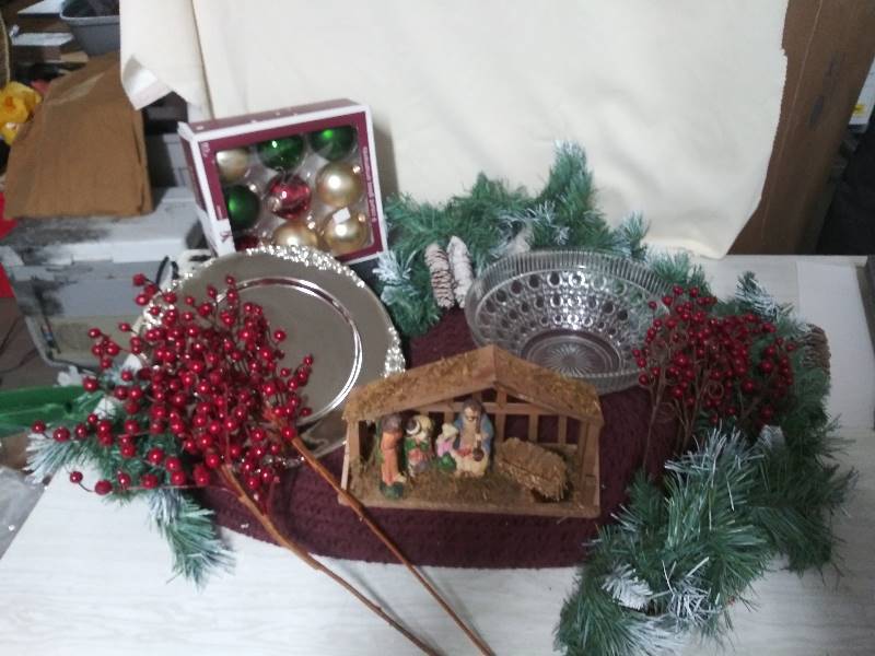lot 2089 image: Christmas Decorations