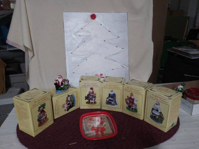 lot 2085 image: International Santa Collection