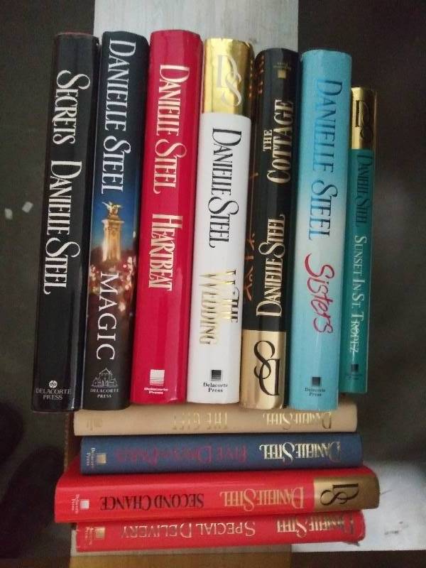 lot 2106 image: Danielle Steel Collection