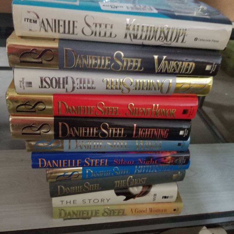 lot 2121 image: Danielle Steel Books