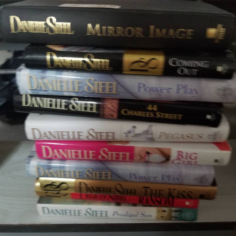 lot 2120 image: Danielle Steel Books