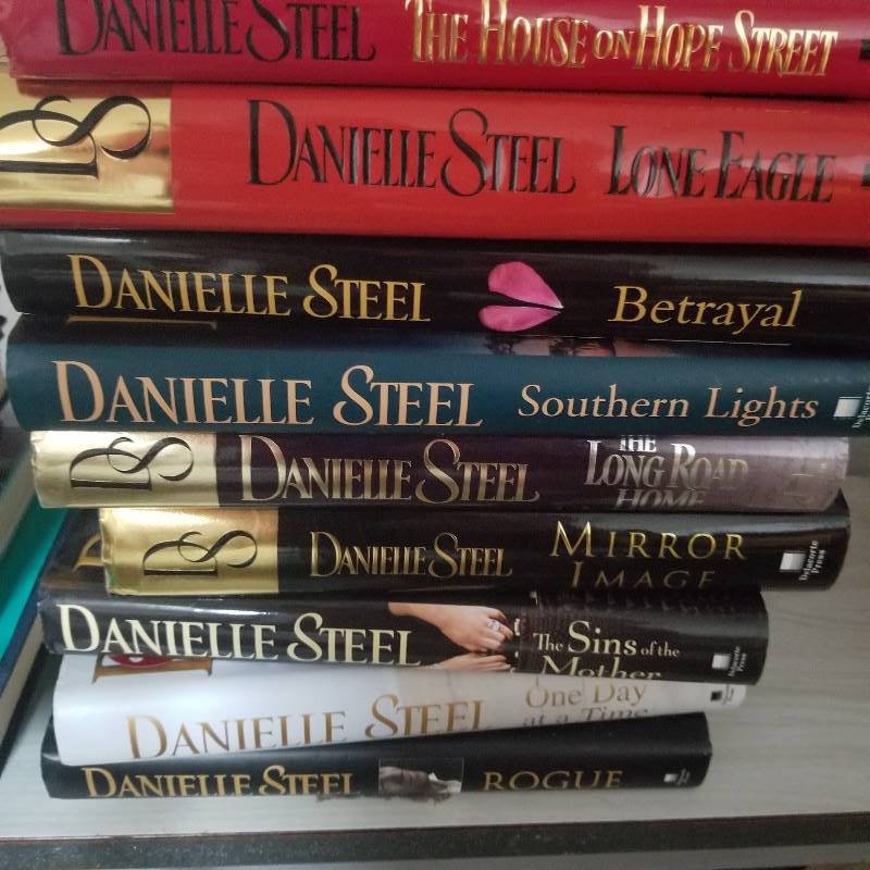 lot 2119 image: Danielle Steel Books