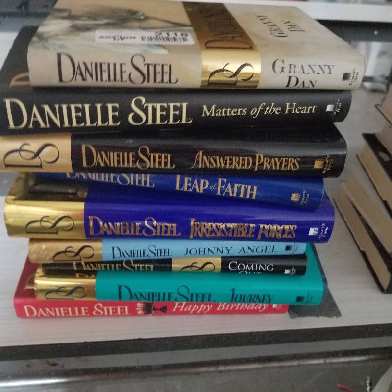 lot 2118 image: Danielle Steel Books