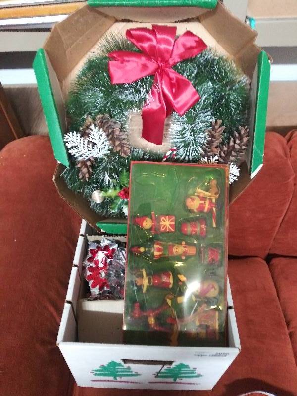 lot 2096 image: Vintage Christmas Decorations