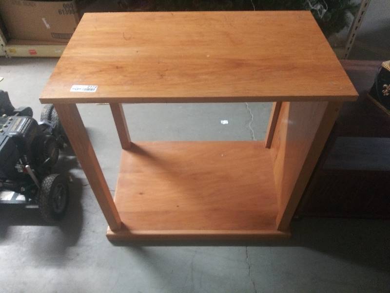 lot 2172 image: Wood end table, mounted stuff fish
