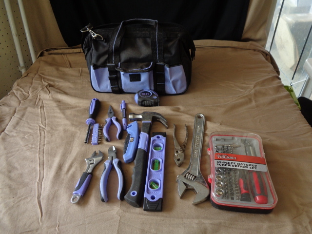 lot 7669 image: Womans Tool Bag with Tools
