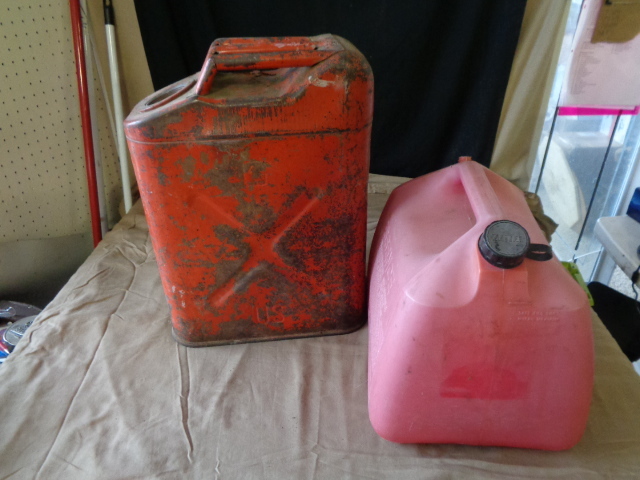 lot 7681 image: 1 Metal and 1 plastic Gas Cans