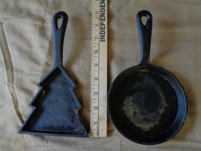 lot 7686 image: Cast Iron Skillets