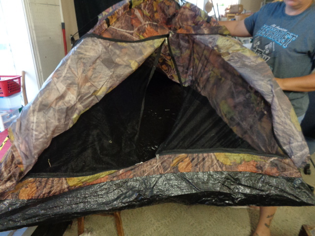 lot 7689 image: Camo Tent and Sleeping Bag