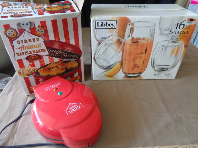 lot 7785 image: Libbey 16pc Cups and Circus Animal Waffle Maker
