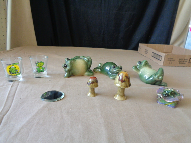 lot 7793 image: FROGS