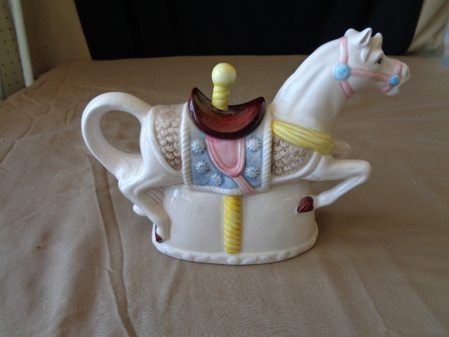 lot 7811 image: Heritage Mint Carousel Tea Pot