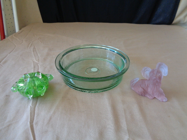 lot 7824 image: Glass Bowl, Frog and Dog