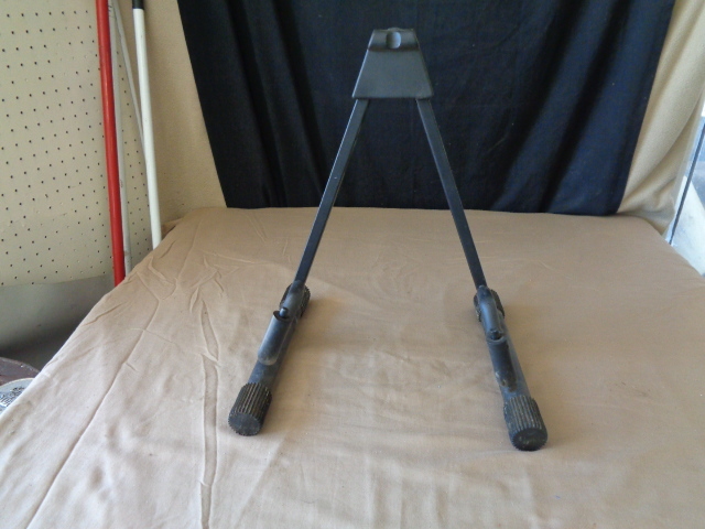 lot 7829 image: Large Guitar Stand