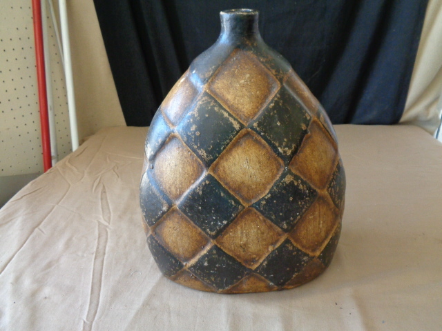 lot 7833 image: Vase