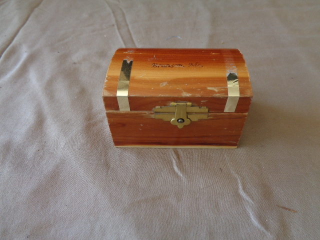 lot 7839 image: Branson Wood Box w Flag Pins