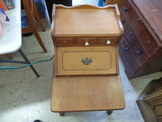 lot 7847 image: 27x18 12x26 End Table