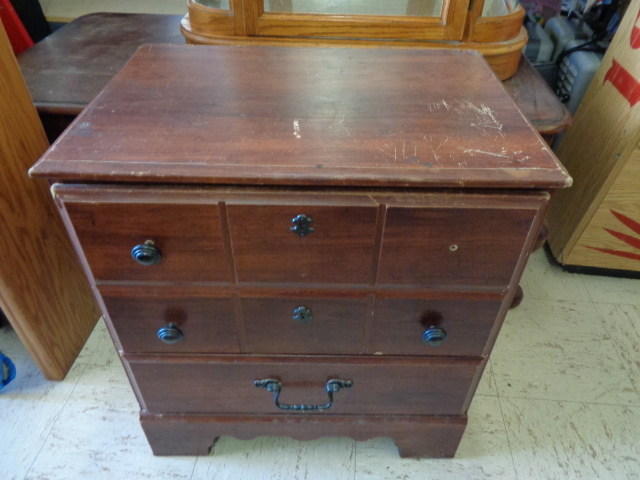 lot 7850 image: 23x15x26 2 Drawer End Table